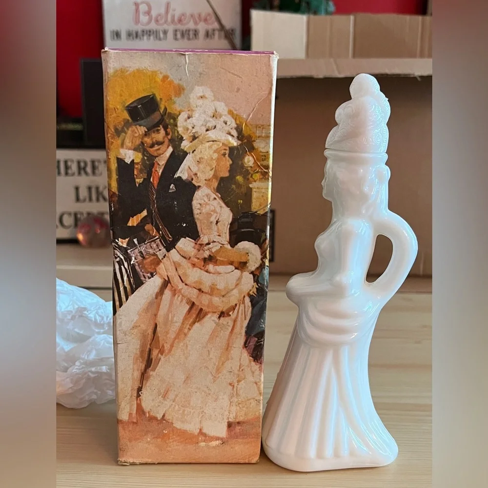 Vintage Avon White Milk Glass Unforgettable Foaming Bath Oil Bottle